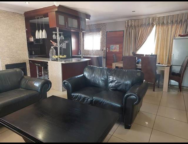 4 BEDROOM HOUSE FOR SALE IN PHILIP NEL PARK